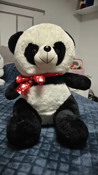 Peluche Panda Suave con Lazo Rojo