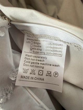 Conjunto capa de cama bege e cinza