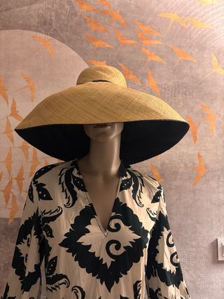 Sombrero de rafia natural ala ancha.