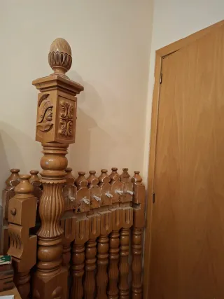 Barrotes de madera tallados a mano