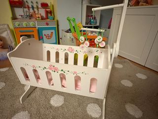 Cuna de madera para muñecas con móvil