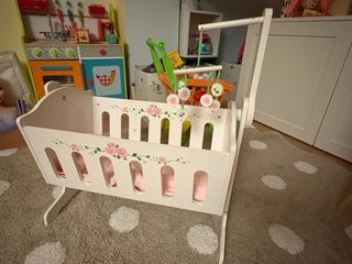 Cuna de madera para muñecas con móvil