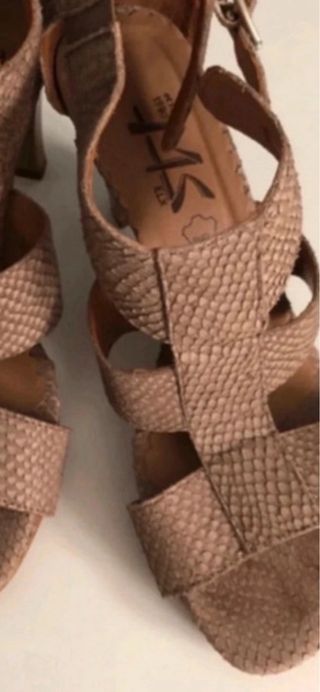 Sandalias de piel beige