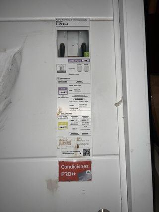 Puerta de seguridad blanca