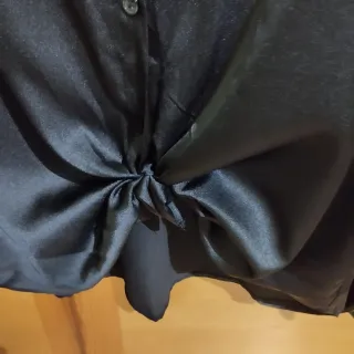 Blusa negra satinada
