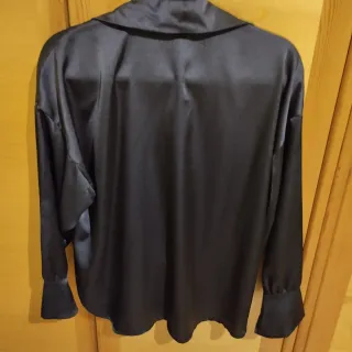 Blusa negra satinada