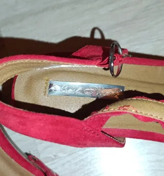 Sandalias rojas de ante con tacón y plataforma