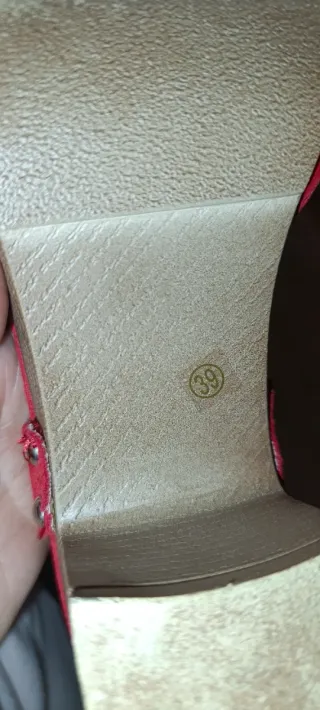 Sandalias rojas de ante con tacón y plataforma