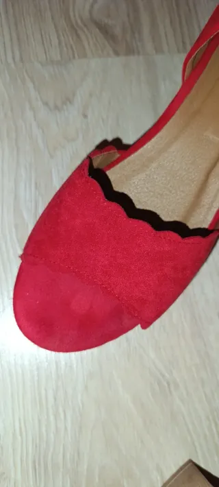 Sandalias rojas de ante con tacón y plataforma