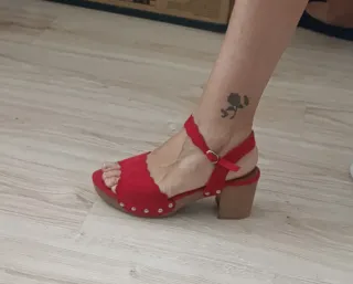 Sandalias rojas de ante con tacón y plataforma