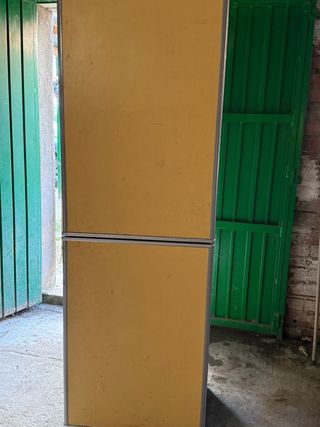 Nevera vintage amarilla