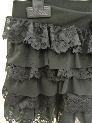 Falda de volantes con encaje