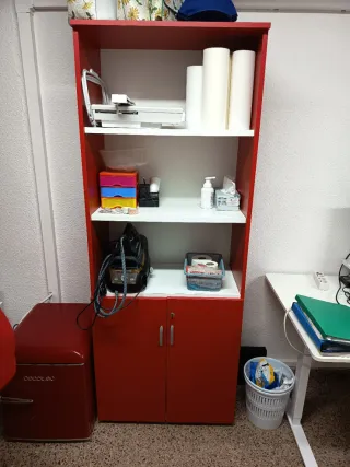 Armario Estantería Rojo y Blanco.