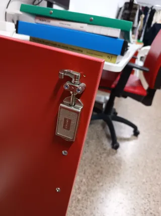 Armario Estantería Rojo y Blanco.