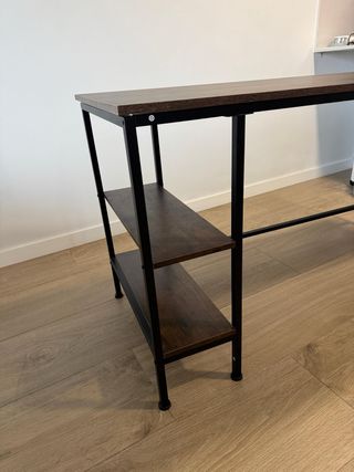 Escritorio con estanterías de madera y metal