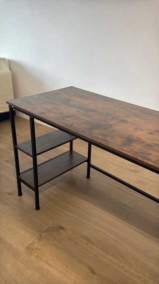 Escritorio con estanterías de madera y metal