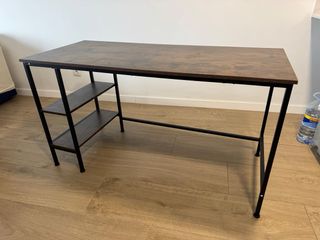 Escritorio con estanterías de madera y metal