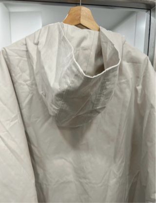 Chaquetón capa beige con capucha