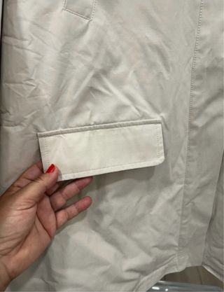 Chaquetón capa beige con capucha