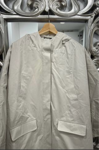 Chaquetón capa beige con capucha
