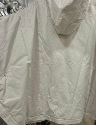Chaquetón capa beige con capucha