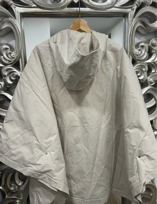 Chaquetón capa beige con capucha