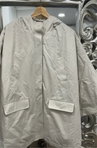Chaquetón capa beige con capucha