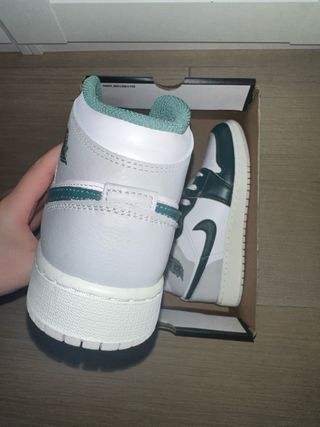 Zapatillas Air Jordan 1 MID SE Verde y Blanco