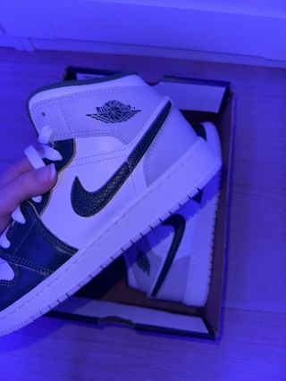 Zapatillas Air Jordan 1 MID SE Verde y Blanco