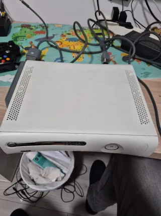 Xbox 360 Fat 20GB + cavi, 1 controller e 2 giochi