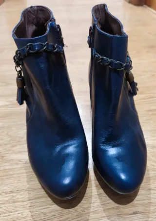 Botines azul marino con cadena