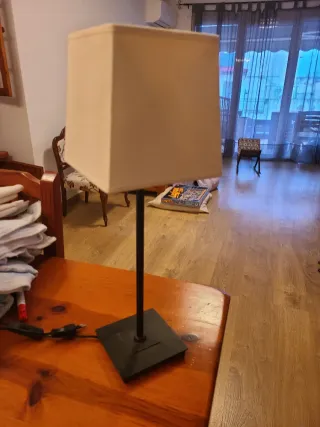 Lámpara de mesa tela y metal