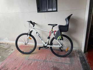 Bicicleta de adulto con silla infantil