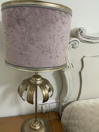Lámpara de mesa dorada y rosa.