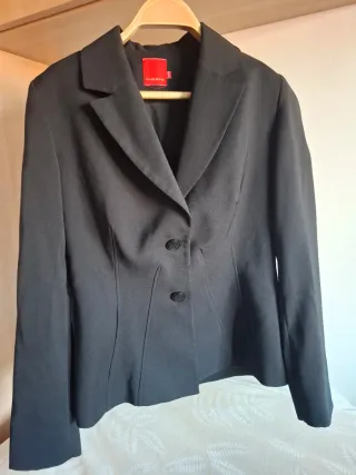 Traje negro de chaqueta y pantalón