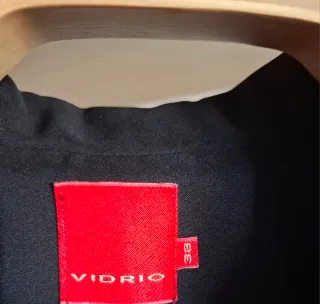 Traje negro de chaqueta y pantalón