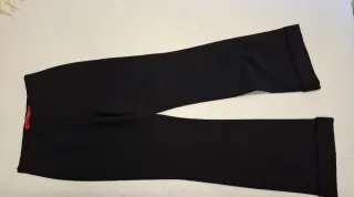 Traje negro de chaqueta y pantalón
