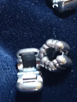 Bracciale Pandora con 12 charms e 4 clip