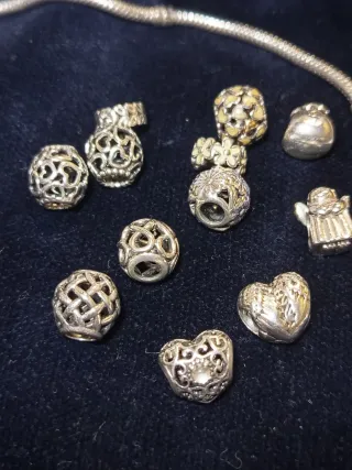 Bracciale Pandora con 12 charms e 4 clip