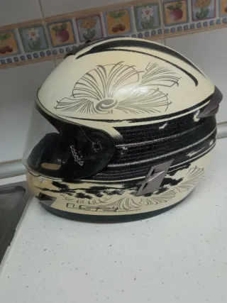 Casco de moto beige y negro