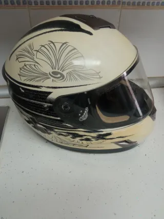Casco de moto beige y negro