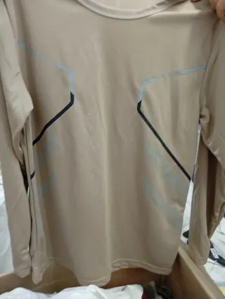 Camiseta técnica beige y gris