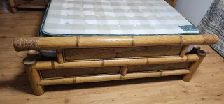Cama, mesitas de noche y cajonera.
