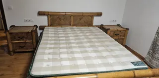 Cama, mesitas de noche y cajonera.