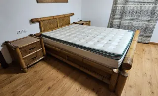Cama, mesitas de noche y cajonera.