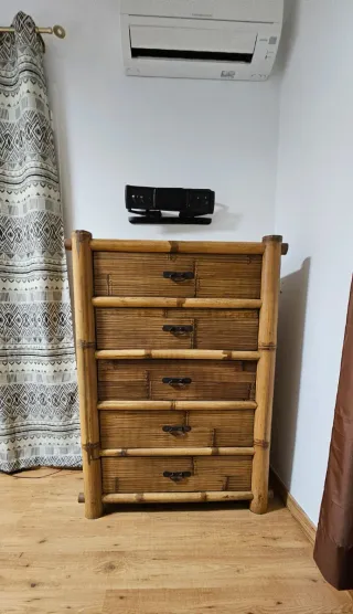 Cama, mesitas de noche y cajonera.