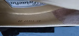 Zapatos de tacón beige y punta beige