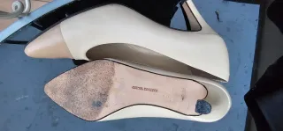 Zapatos de tacón beige y punta beige