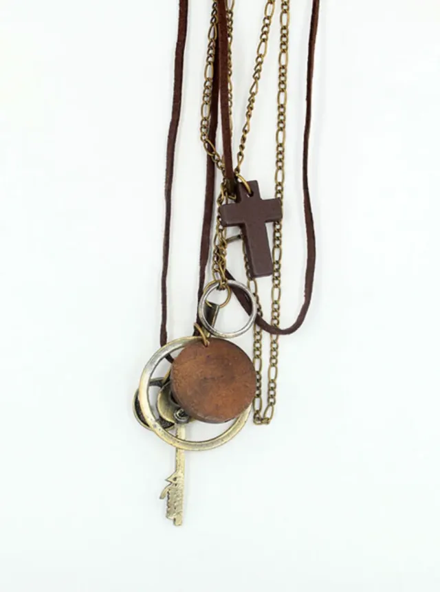 Collar meta y cuero vintage para que elijas.