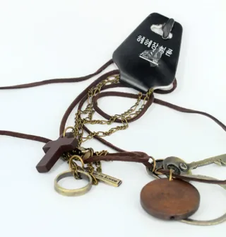 Collar meta y cuero vintage para que elijas.